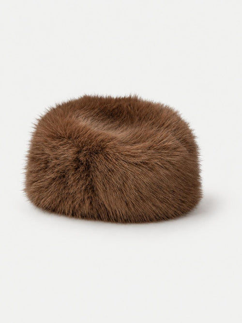 Brun Anais-hatt i fuskepels, sett forfra.