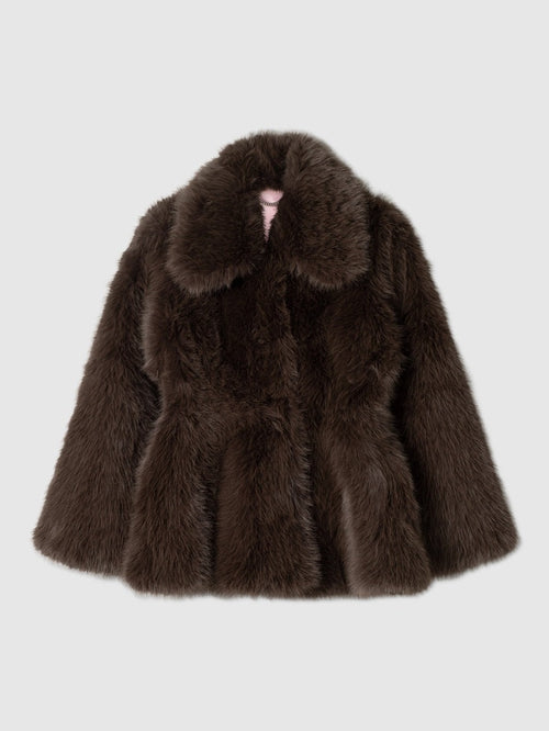 Brun fake fur-jakke med stor fellekrage, sett forfra