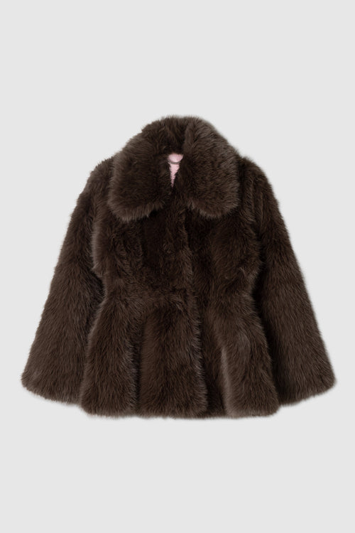 Brun fake fur-jakke med stor fellekrage, sett forfra