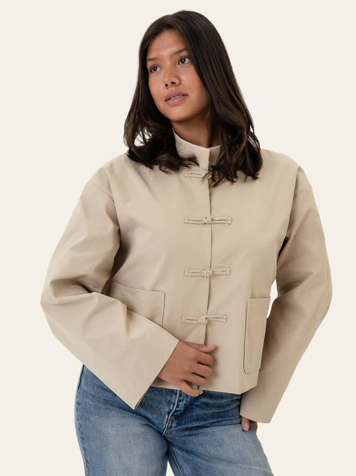 Eva jakke beige - kort jakke med mandarinkrage forfra
