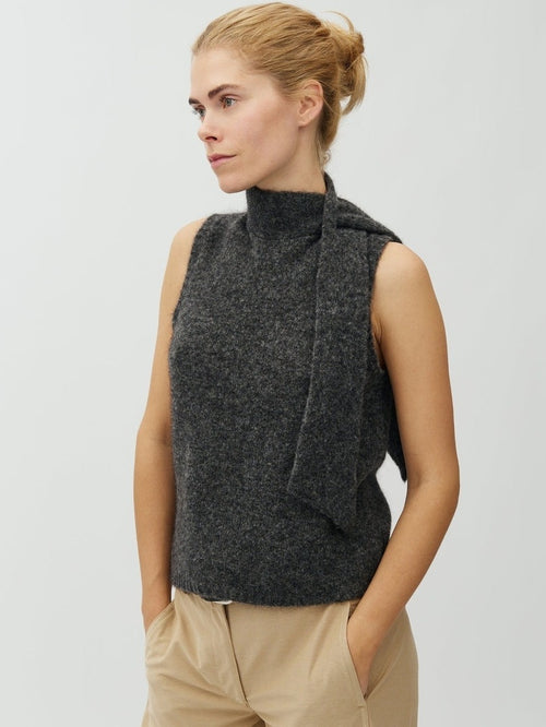 Modell i Fine-M strikkevest - Dark Grey Melange