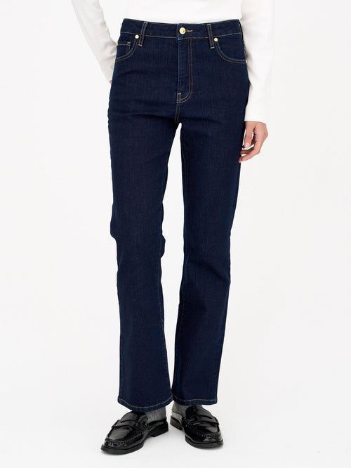 Mørkeblå Frida jeans sett forfra med glidelås, knapp og skrålommer
