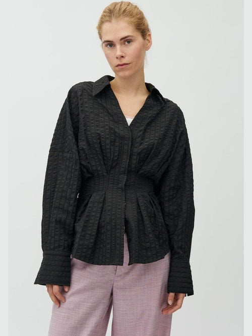 Isidor skjorte - black stripe by MbyM / Message - front view on model