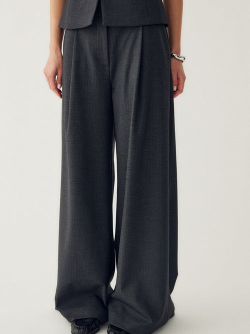 Kazia bukse grey herringbone på modell - midje og ben