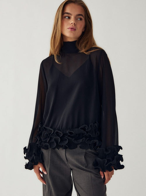 Latanietta bluse i black på modell - forside