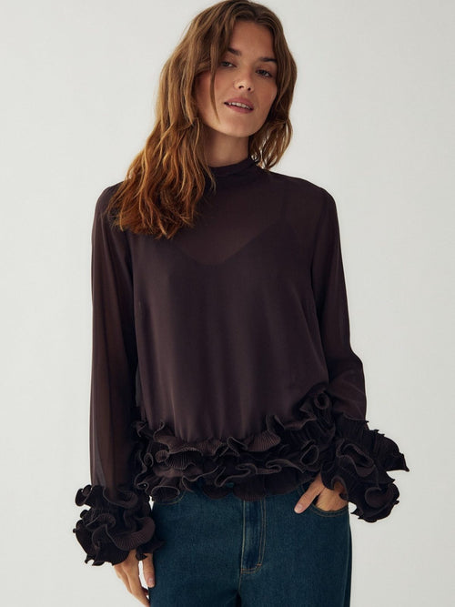 Latanietta bluse i chocolate på modell - forside