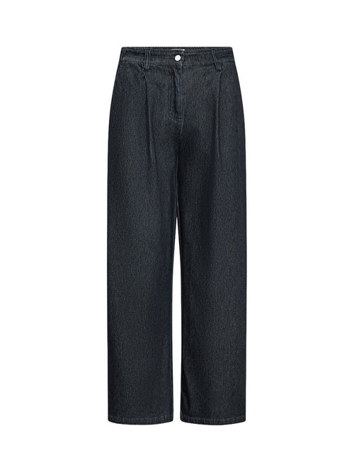 Vide bukser i mørk blå denim med pressfolder foran, knapplukking og beltehull, sett forfra