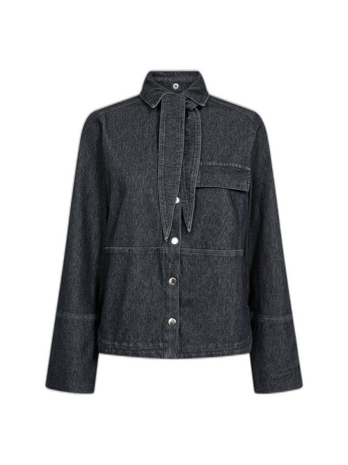 Boksy skjorte i mørk blå denim med spiss krage, knytedetalj, trykknapper og brystlomme, sett forfra