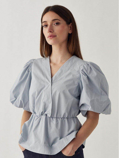 Magdalena bluse dusty blue - på modell forfra