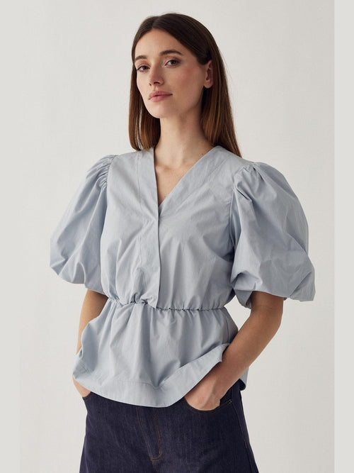 Magdalena bluse dusty blue - på modell forfra