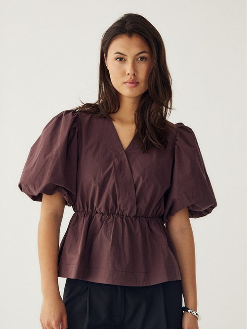 Magdalena bluse winter bloom - på modell forfra