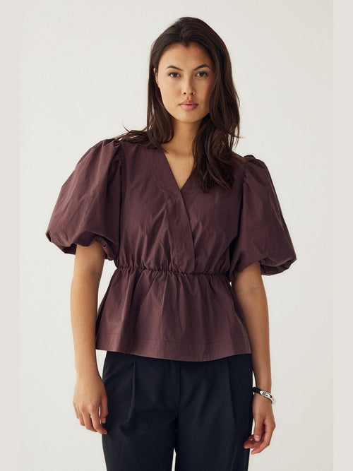 Magdalena bluse winter bloom - på modell forfra