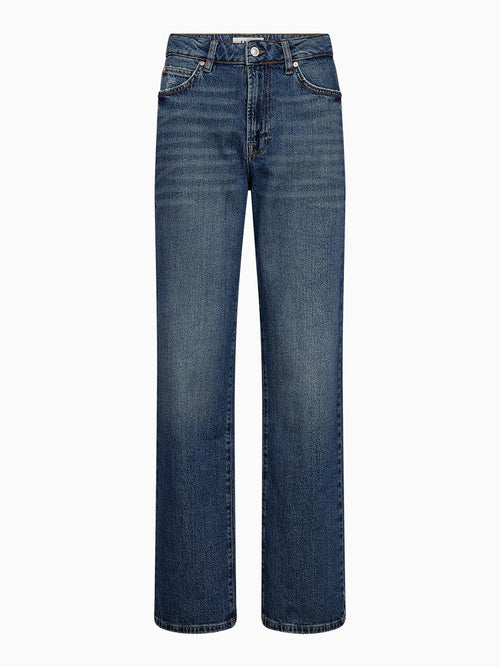 Mia jeans i mellomblå denim sett forfra, med høyt liv, glidelås og fem lommer.