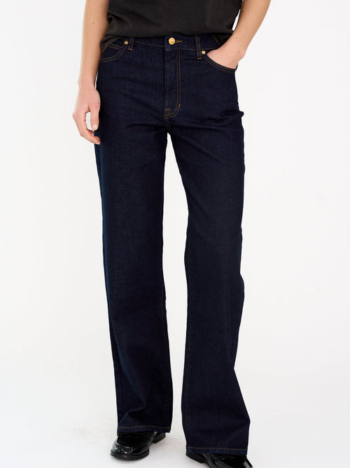 Mia jeans wash rinse vicky i denim blue, nærbilde forfra på modell