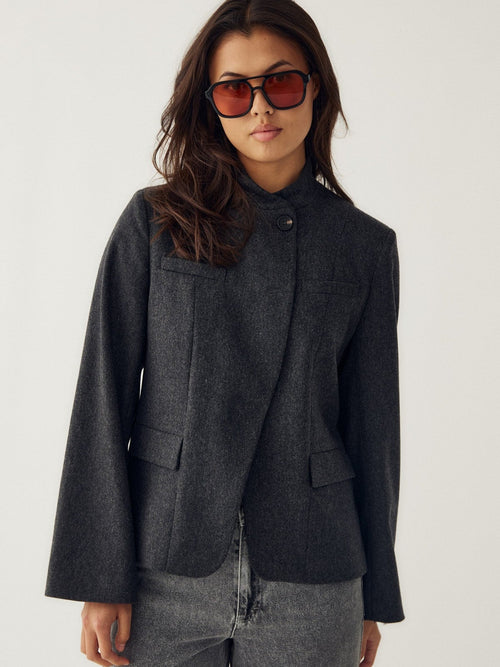 Modell i gråmelert Monique blazer fra Noella