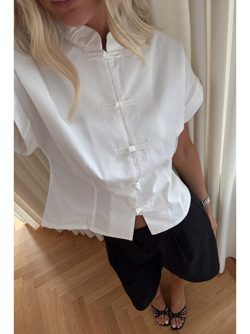 Norma bluse white - på modell forfra