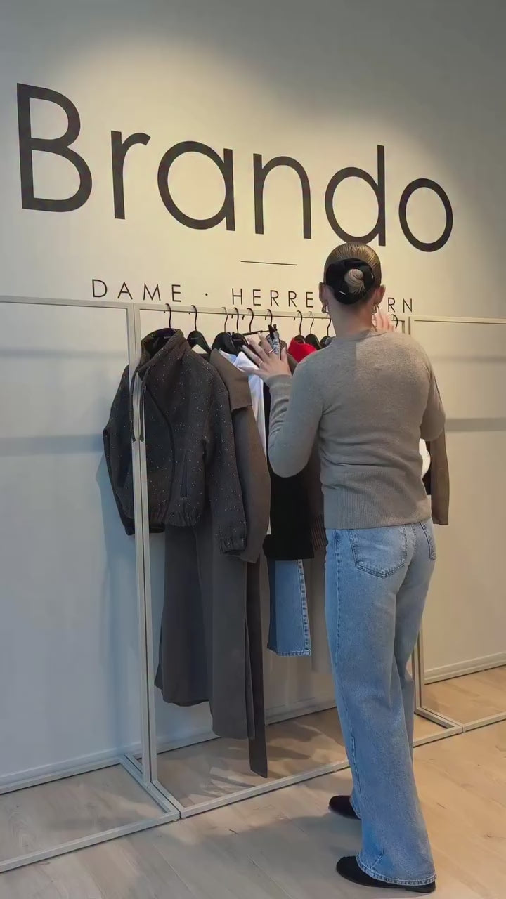 Brando: Trending: cozy og nydelig strikk fra Levete Room🤎

Denne er i mohair- og kasjmirblanding og fås i to bruntoner🍂

#perles