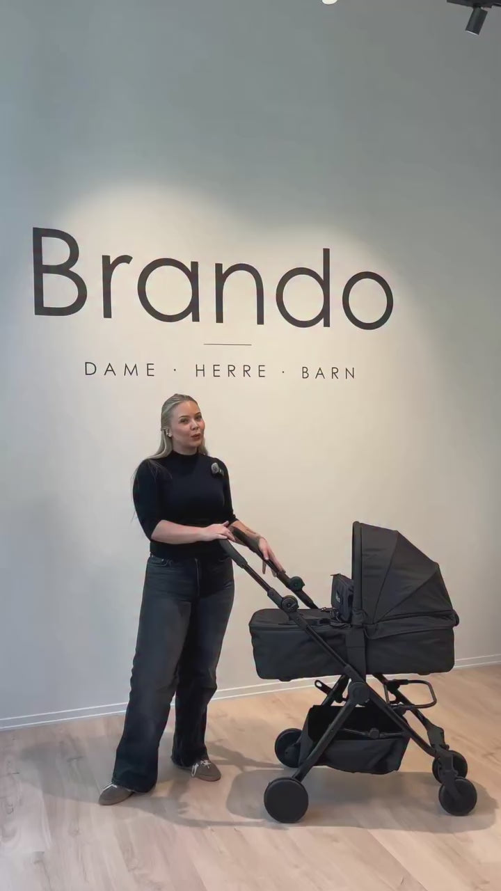 Brando Kids: Nå har vi pakkepris på Elodie Mondo Stroller!
Du får: Elodie Mondo stroller, Carry Cot, Bil stol adaptere og bumper bar 