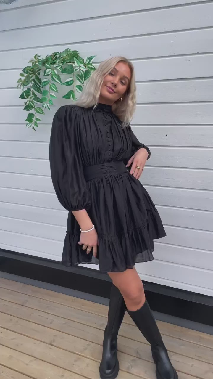Brando: Vi har fått inn den lekreste høstkolleksjonen fra @golightlynorge 🤩 Sjekk ut disse nydelige kjolene! Se hele utvalget på