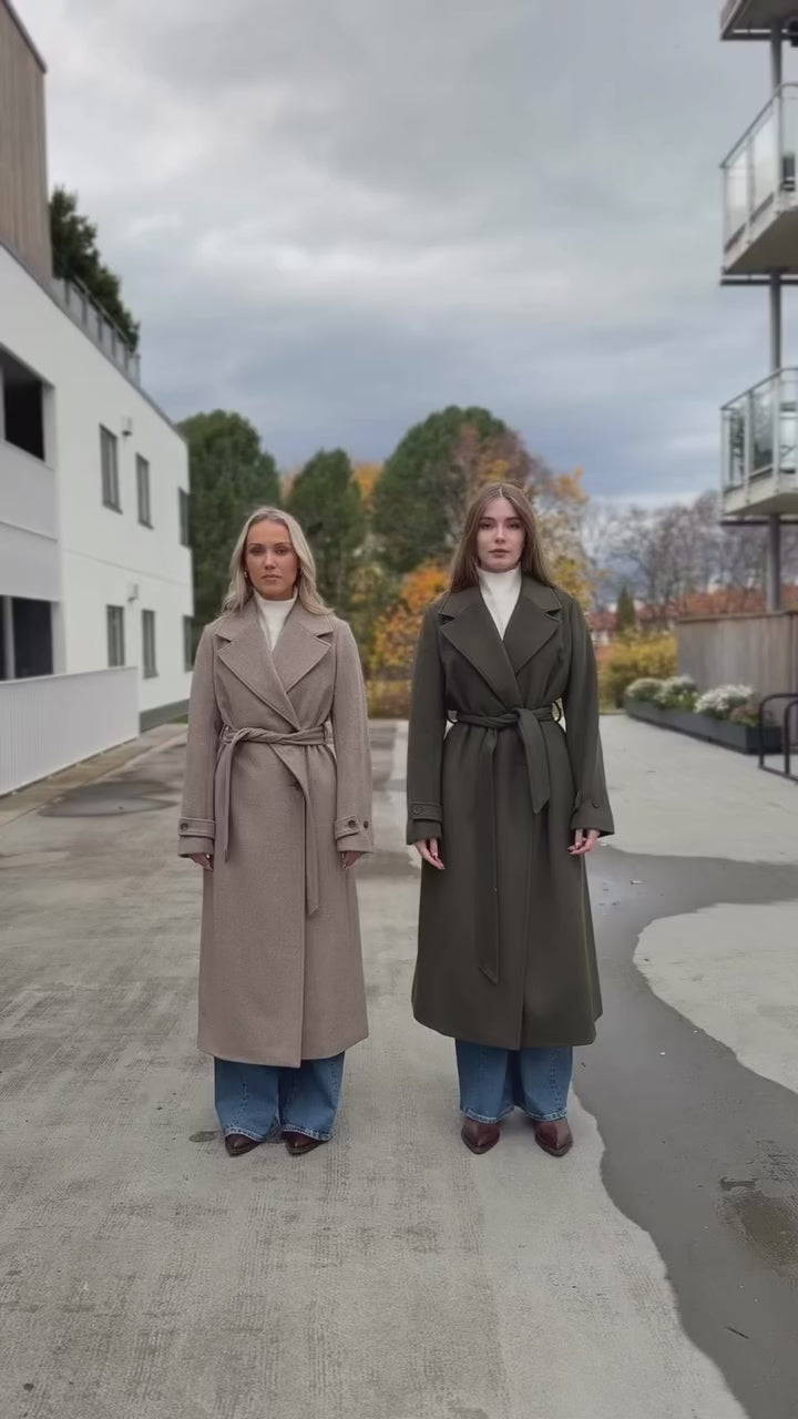 Brando: Size guide på Kasimira coat🤍

Bestselger kåpen fra Mbym som vi har inne i flere farger🫶🏼 Her ser dere Sofie (166cm) og S