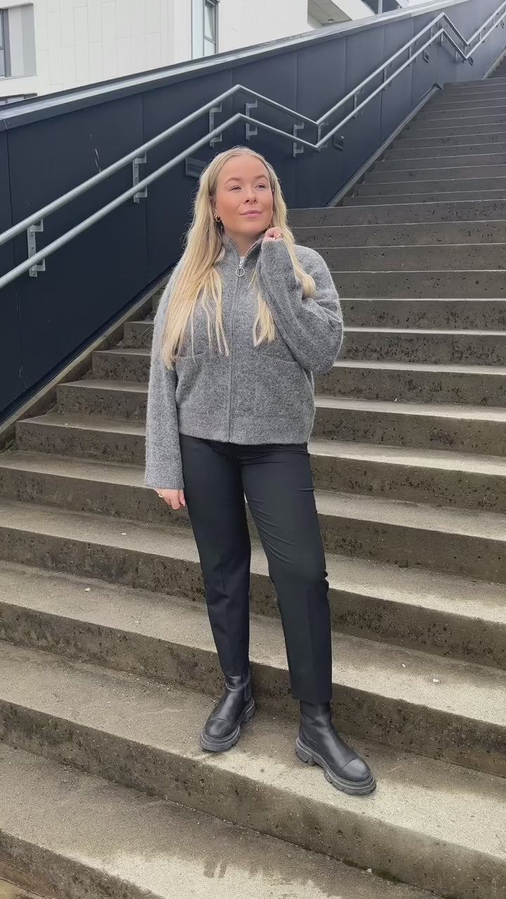 Brando: Psst!❣️Mangler du en julegave?! Sia knit cardigan inneholder 73% ull og er en av våre mest populære produkter.