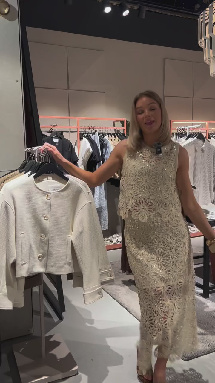 Brando: Maria viser jakker som passer til kjoler✨

#trending #clermonte #jakker