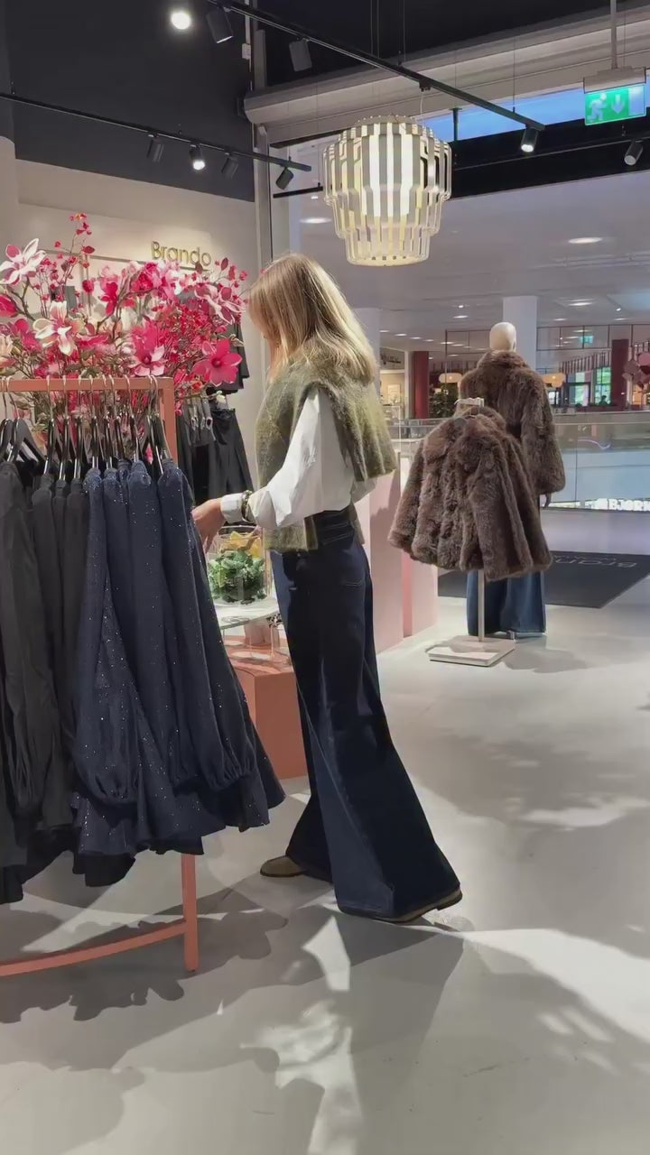 Brando: Vi har fått inn høstjakkene fra Clermonte🥹🤎

Fauxfur jakke, PU jakke og Ullkåpe med skjerf✨

#fauxfur #woolcoat #clermon