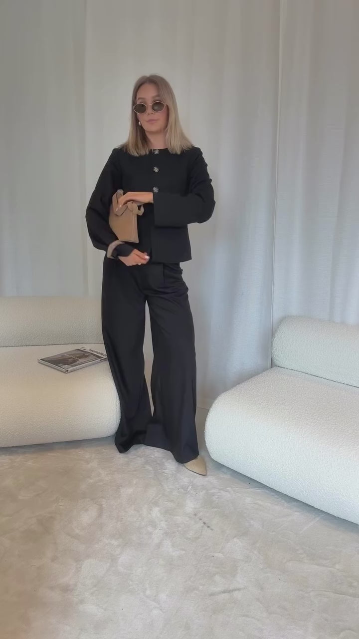 Brando: NEW IN - Kasaundra blazer med lang arm🖤

Endelig er den her! Den kan matches med Kazia bukse for et sett, men er også ve