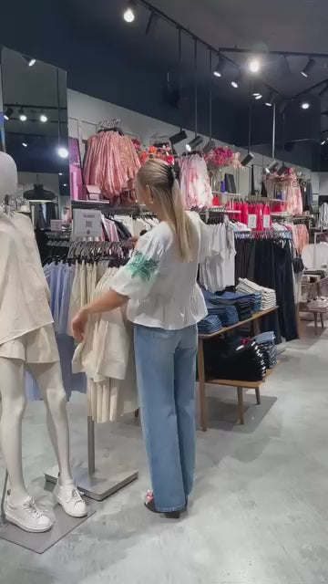 Brando: Maria viser vår nyeste Brooke-jeans 🤍👖
