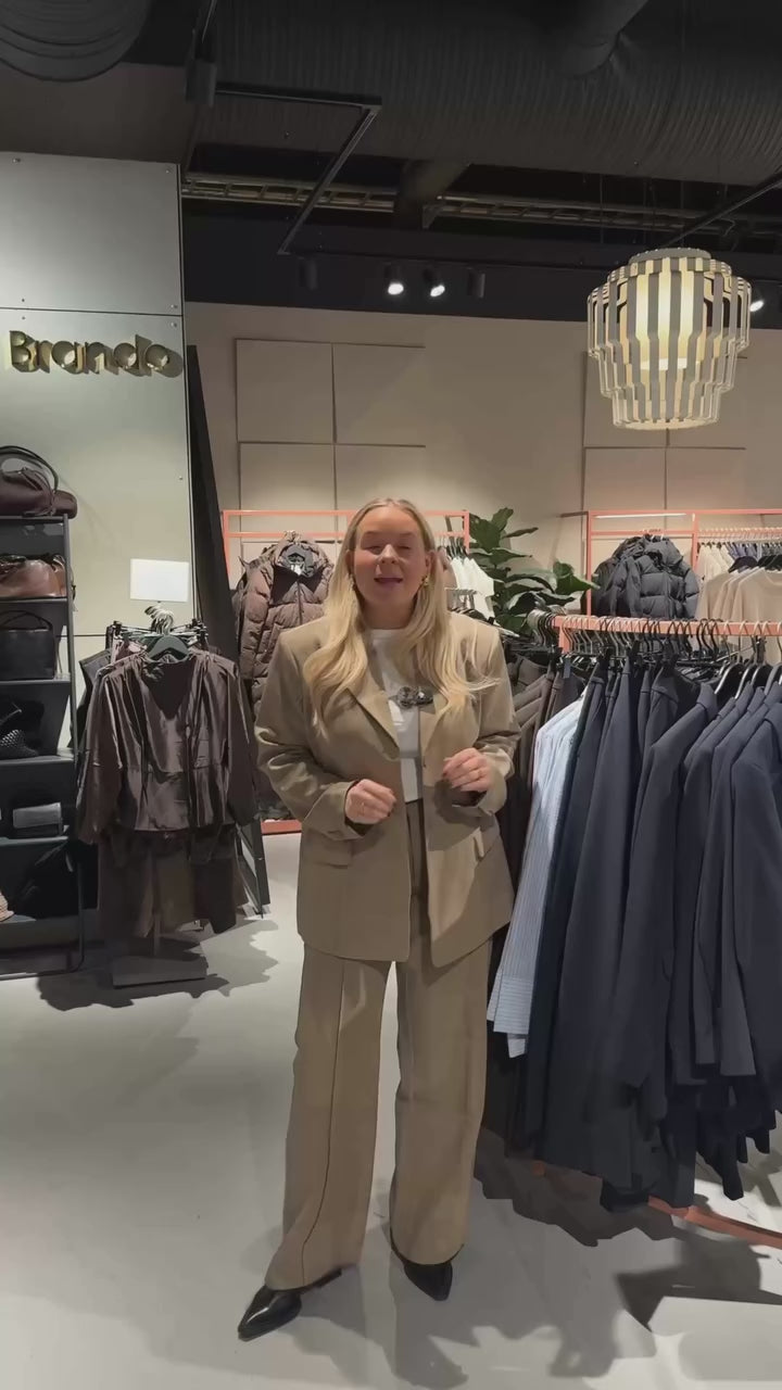 Brando: -20% på utvalgte dresser til dame HELE UKEN👔

Gjelder ved kjøp av minst to varer i både butikk og på nett🫶🏼 

Sikre deg 