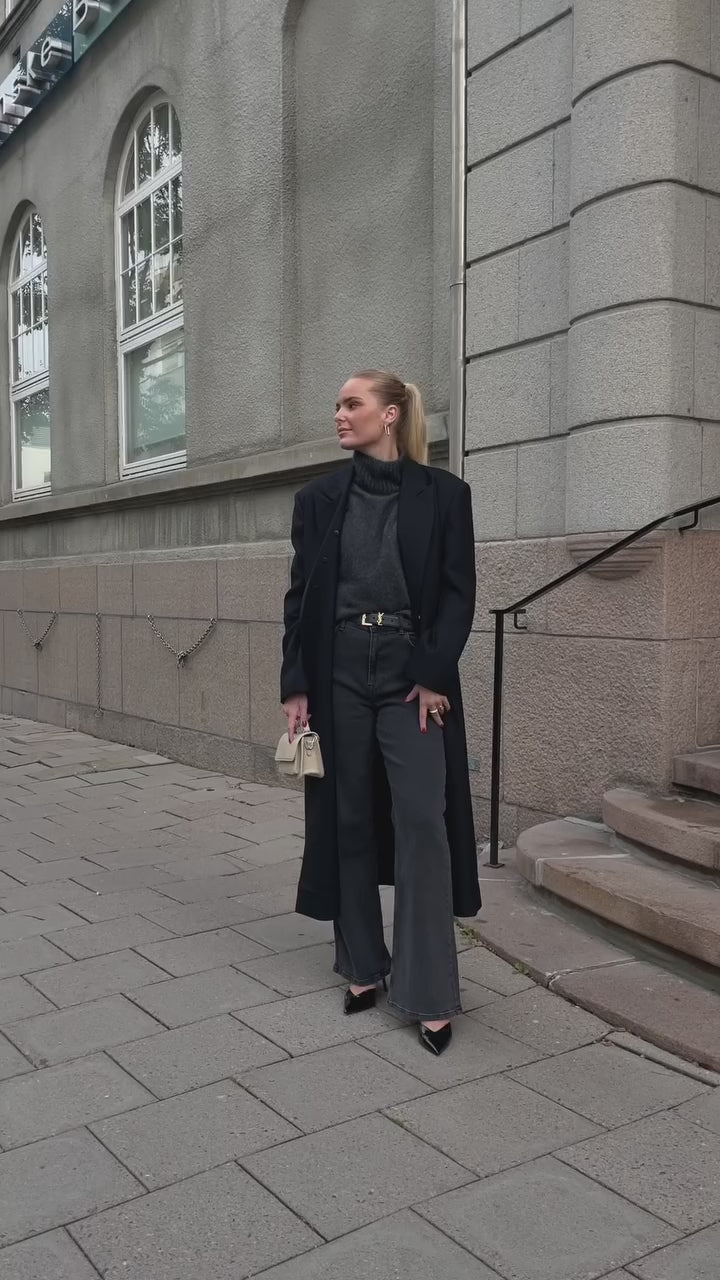 Brando: Vi 🖤 høstantrekk! Lya kåpe fra Helene Studios, Jade genser fra Six Ames og Brooke jeans fra Ivy Copenhagen 🔥