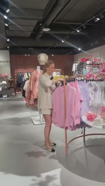 Brando: Jeg spør Ine om hun kan vise sine favorittstyles fra Helene Studios 🤩 Klikk hjem favorittene dine i dag du også! 🛍️