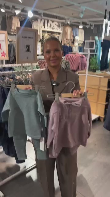 Brando Kids: Fjorårets bestselger er tilbake i ny modell! Både tykk og tynn fleece finner du hos oss☀️