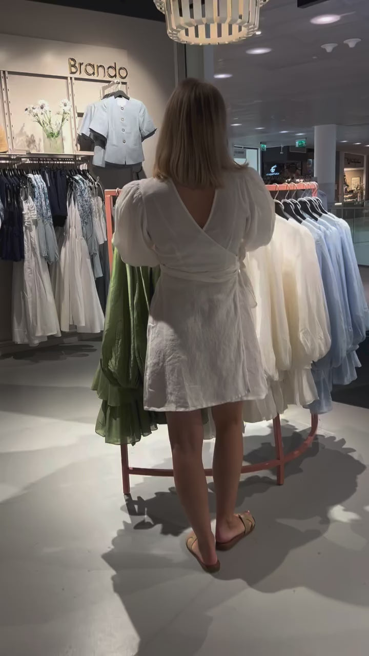 Brando: Maria styler opp antrekket sitt🤍✨

#grwm #trending #brandono #helenestudios