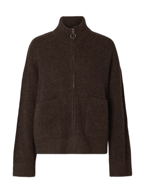 Mørk brun strikket cardigan med høy krage og glidelås, sett forfra