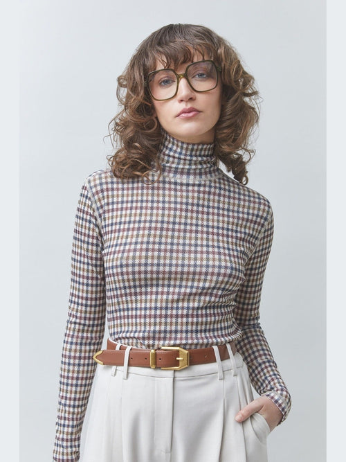Modell i tynn høyhalset topp med lite rutemønster i beige, blått og rustbrunt