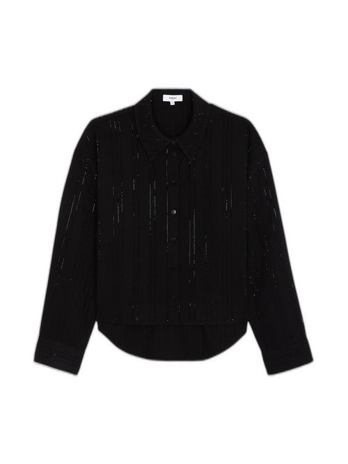 Svart bluse med loddrette rhinestone-striper, spiss krage og trykknapper foran, sett forfra på hvit bakgrunn