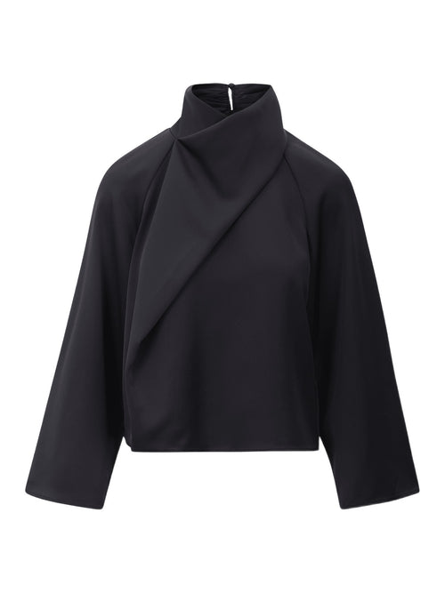 Svart satengbluse sett forfra, med høy hals og vridd draperingsdetalj