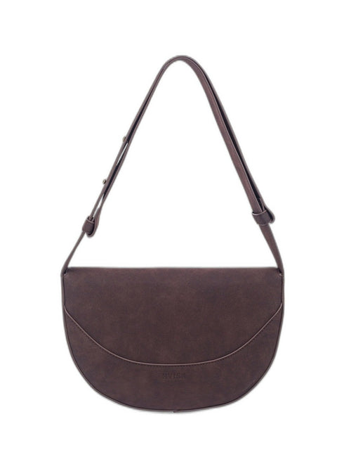 HVISK Cliff Brush crossbodyveske i umber brun, sett forfra med buet klaff og preget HVISK-logo