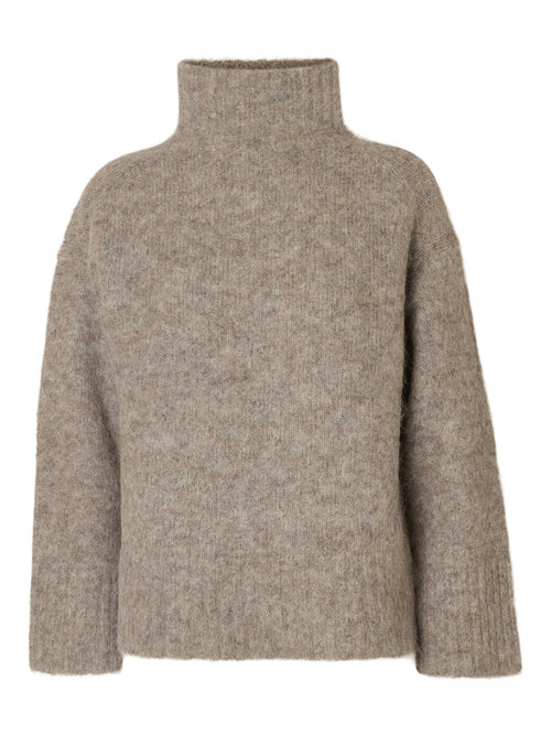 Gråbeige høyhalset alpakkagenser med lave skuldre, sett forfra på hvit bakgrunn.