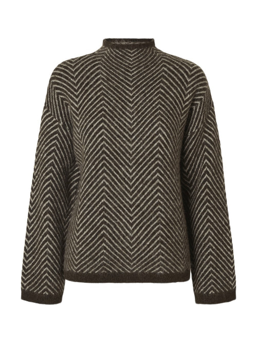 Lulu herringbone high neck strikkegenser i delicioso brun fiskebeinsstrikk, forfra på hvit bakgrunn