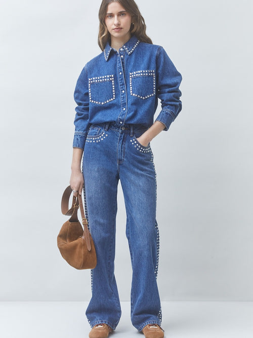 Blå jeans med høyt liv, vide ben og sølvfargede nagler langs sidesømmene