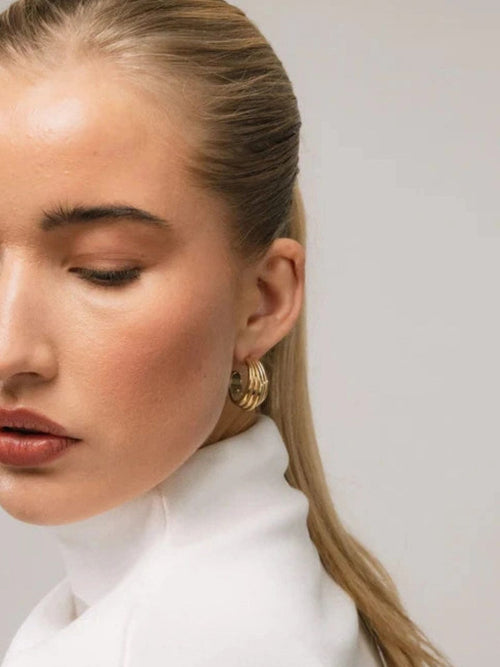 Ribbed hoops - gold WHO IS SHE