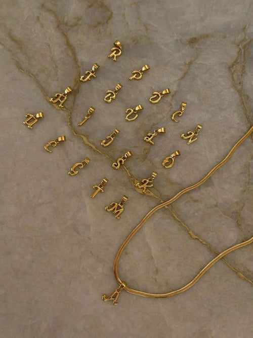 Bone letter halskjede - gold WHO IS SHE