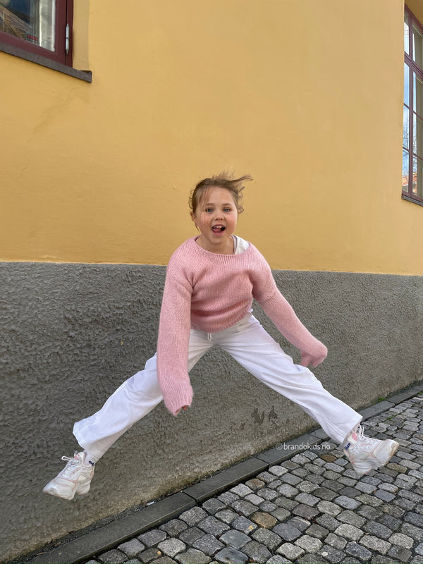 Brando Kids: Ingenting slår følelsen av FERIE!🕶️☀️ Hoppende glad i favoritt-antrekket: luftig linbukse og myk strikkegenser - komfort