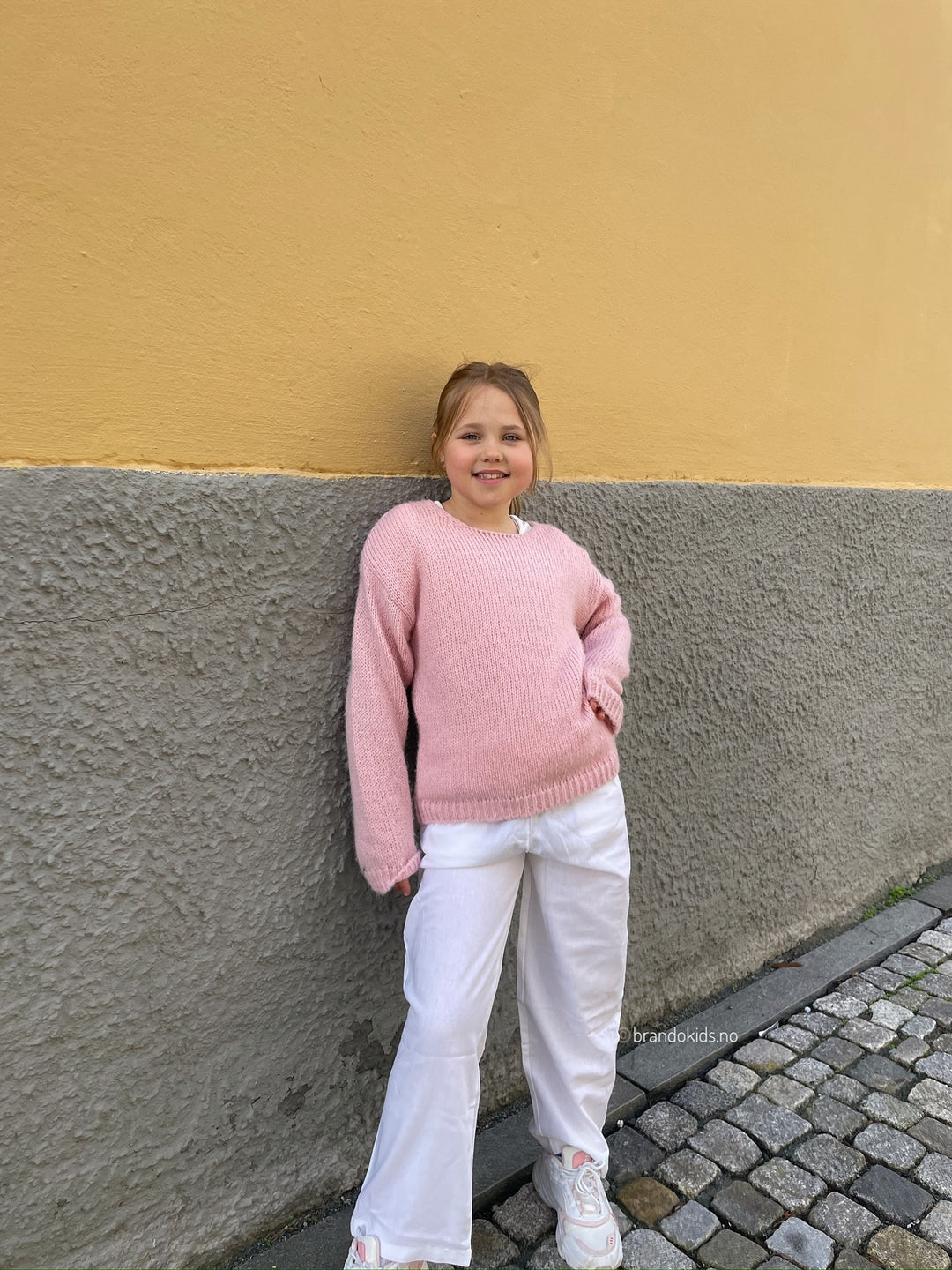 Brando Kids: Ingenting slår følelsen av FERIE!🕶️☀️ Hoppende glad i favoritt-antrekket: luftig linbukse og myk strikkegenser - komfort