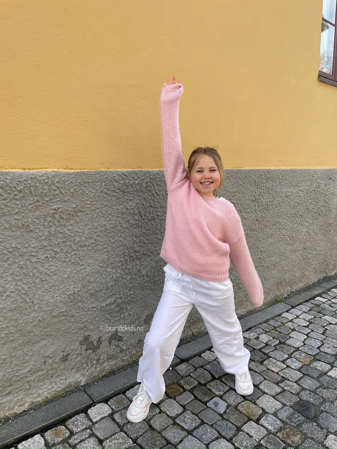 Brando Kids: Ingenting slår følelsen av FERIE!🕶️☀️ Hoppende glad i favoritt-antrekket: luftig linbukse og myk strikkegenser - komfort