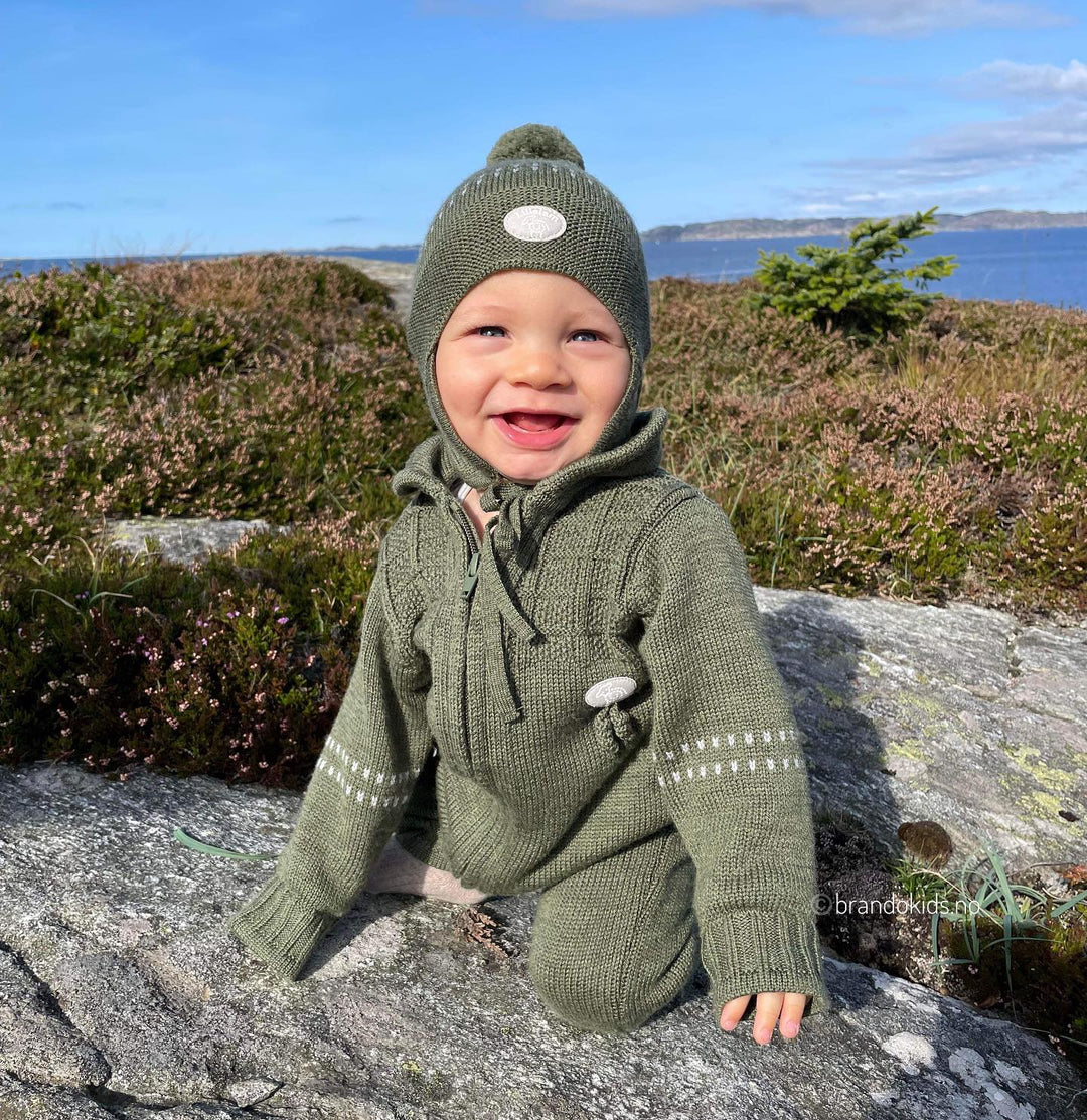 Brando Kids: Søteste lille i det nydelige settet fra Lillelam i fargen Oliven!🤍
.
@brandokids.no #brandokids #ull #merinoull #ullergu