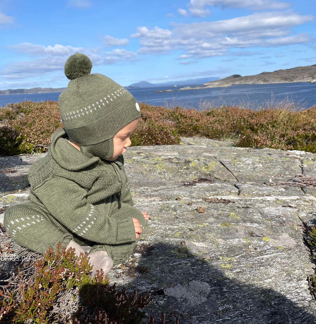 Brando Kids: Søteste lille i det nydelige settet fra Lillelam i fargen Oliven!🤍
.
@brandokids.no #brandokids #ull #merinoull #ullergu