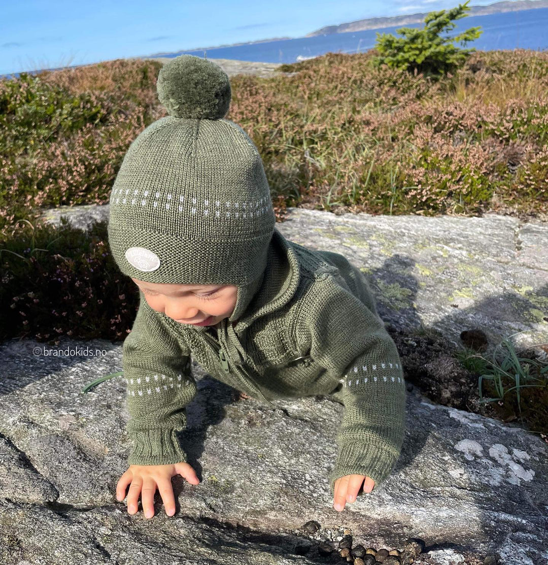 Brando Kids: Søteste lille i det nydelige settet fra Lillelam i fargen Oliven!🤍
.
@brandokids.no #brandokids #ull #merinoull #ullergu
